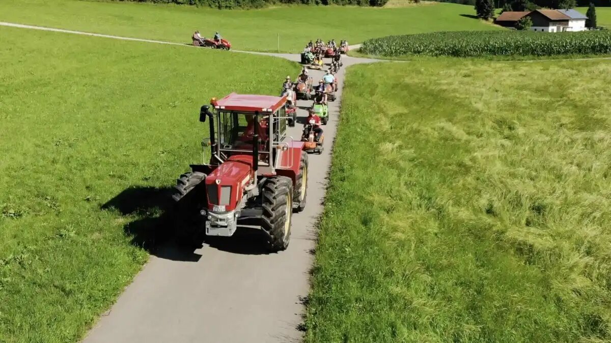 Фото: © Мартин Петератцингер / agrarheute.com Соревнование тракторов против газонокосилок в Германии