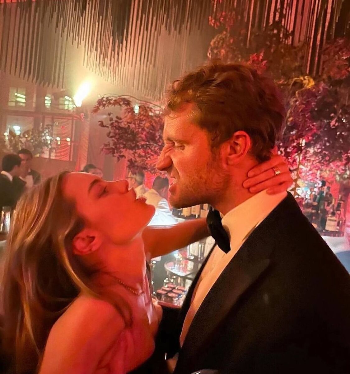 Дорогая, давай разберемся: он не белка с трясущейся психикой, а ты не должна играть роль "тихой девочки", чтобы угодить ему. Эта ментальная ловушка заставляет тебя быть удобной, бояться быть собой, опасаться, что если ты проявишь себя — он испугается.

Да вот только правда в том, что никто не знает, что именно ему понравится. И ты лишаешь себя шанса узнать, возможно, ты в своей настоящей версии ему понравишься намного больше!

Перестань бояться. Да на планете 8 миллиардов людей! Твой ориентир — это ДЕЙСТВИЯ, а не слова и пустые обещания. Созависимый мозг плавится от внимания и приятных разговоров, но это не повод начинать строить воздушные замки. Смотри на поступки, ведь отношения строятся на действиях, а не на вежливых беседах.

Хватит быть удобной, перестань избегать острых углов. Именно честные и открытые разговоры создают здоровые отношения, а не эта старая песня про созависимость.

Так что, милая, хватит угождать. Быть интересной — это быть собой! 

И запомни: все нужные инструменты для этого я уже дала тебе на курсе, и впереди будет неделя знакомств у участниц последнего потока, где мы будем тренировать всё это на практике. 

Если ты еще не с нами — пора подтянуться! Хочешь? Переходи по ссылке https://alexaonik.com/telegram и регистрируйся🔥