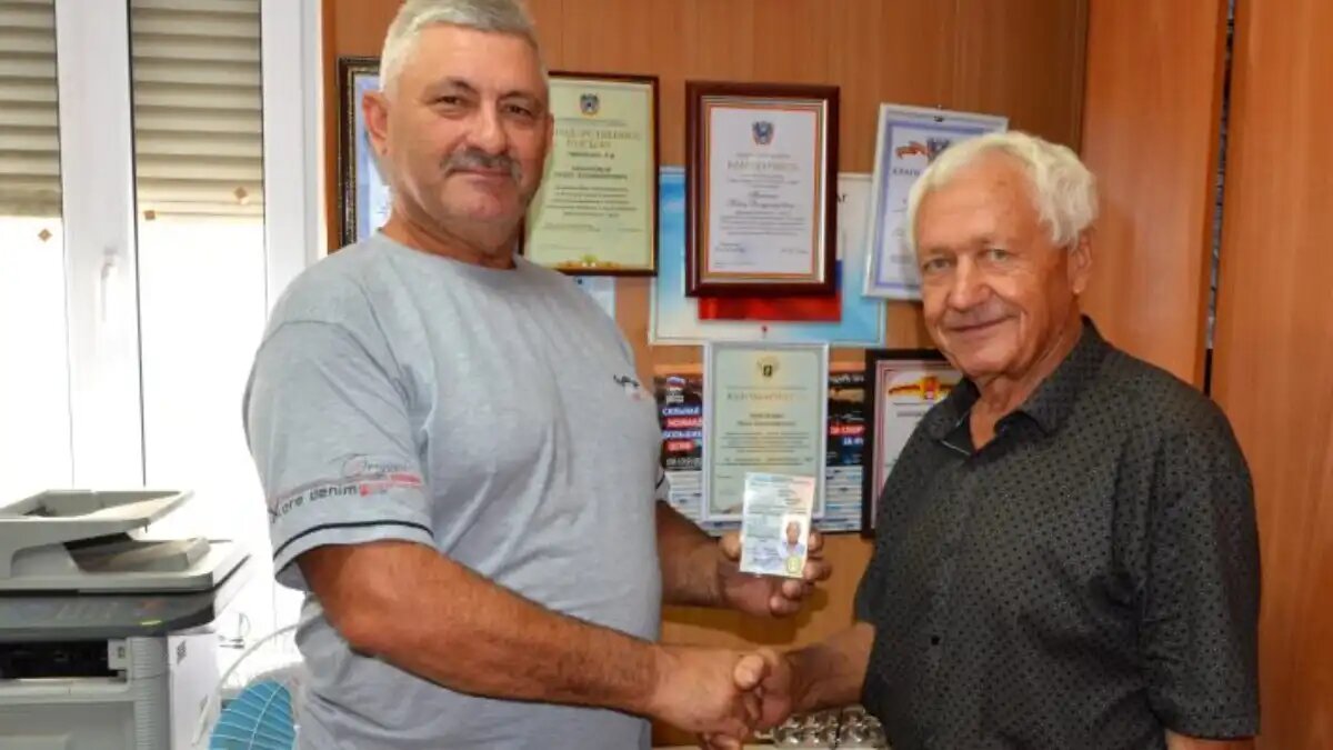 Фото: Ирина Приходько / rassvetnews.ru / РАССВЕТ Ремонтненский район / сетевое издание РассветНьюс Удостоверение тракториста-машиниста в 73 года вручили комбайнеру из Ростовской области