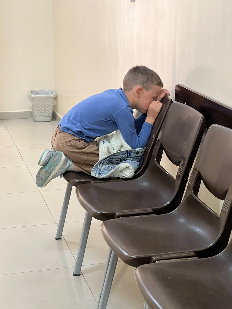 Вот так и сидел, бедняжка…