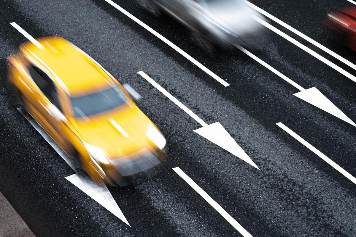    Переразметка позволяет водителям быстрее проезжать "сложные" места на дорогах. Пресс-служба ЦОДД.