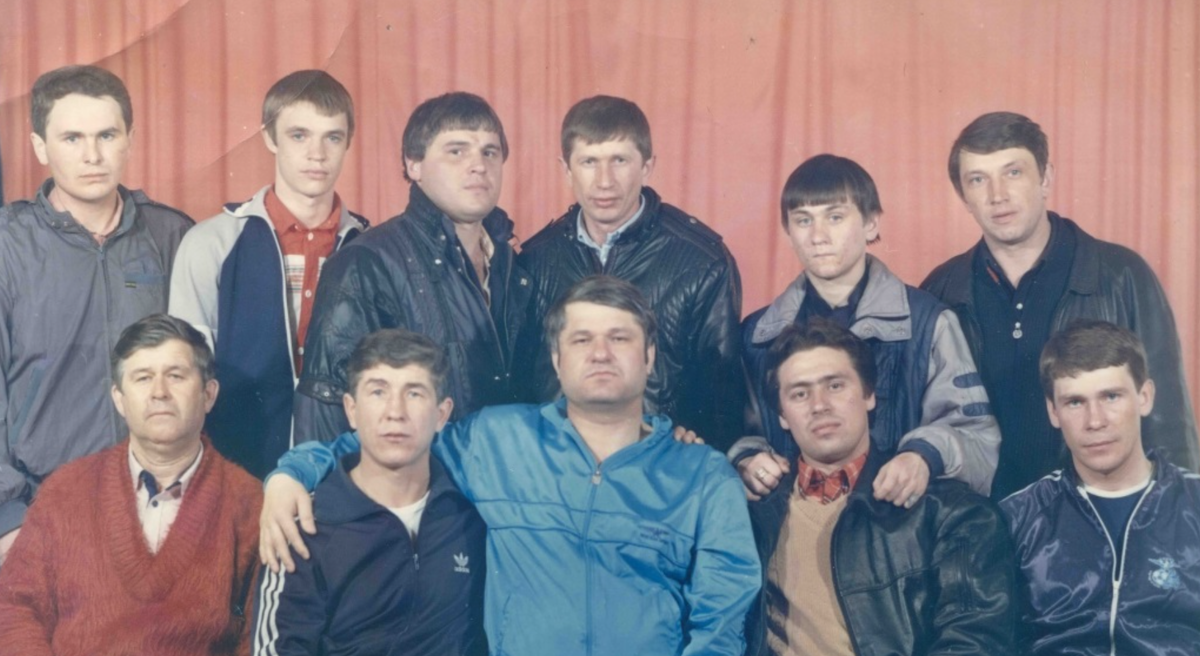 Внизу: 2) Николай Зыков (Якутенок), 3) Евгений Васин (Джем), 4) Александр Волков (Волчок), 5) Эдуард Сахнов (Сахно)
Вверху: 4) Толик Гусь, 5) Виталий Турбин (Турбинка) 
Комсомольск-на-Амуре