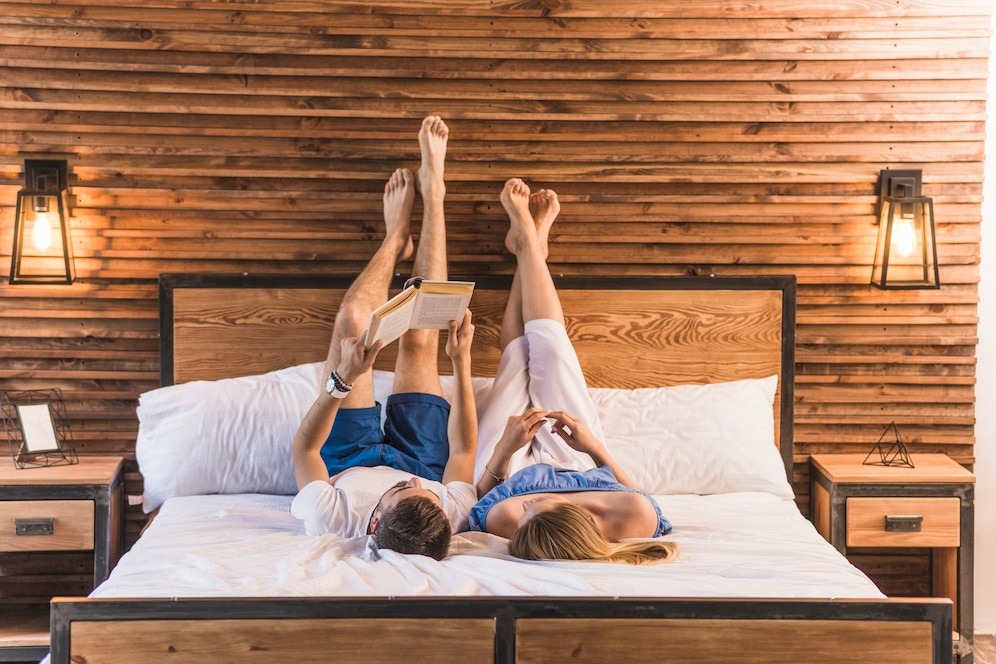 Источник: https://img.freepik.com/free-photo/couple-lying-cozy-bed-with-their-legs-up-wall_23-2147862792.jpg?t=st=1741976638~exp=1741980238~hmac=0908407a3ed5dec917ca52bb166d8a03bf28dd19059d36455c7f323b57849204&w=996
