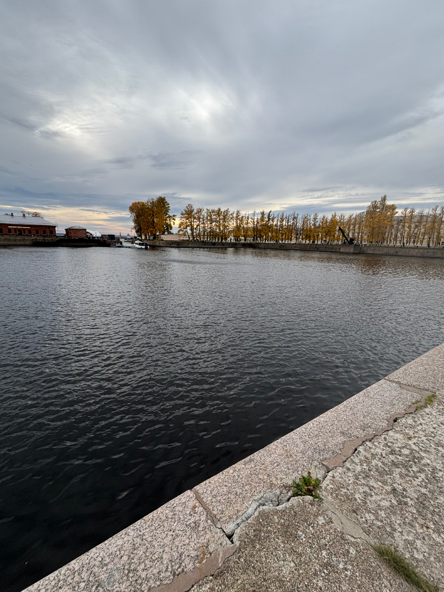 На другом берегу пруда видно старинный портовый кран XIX века. С помощью такого крана с кораблей после прихода на зимовку снимались мачты для хранения на суше, потому что во время зимней бури они могли сломаться. Перед началом навигации, в весенний период, тот же кран использовался для установки мачт обратно на корабли.