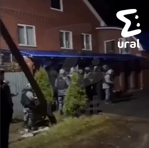    ОМОН у дома цыган. Скриншот видео с Telegram-канала Ural Mash