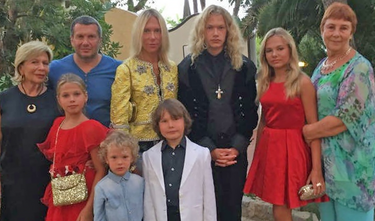 Личная жизнь: три жены и восемь детей 👨 👩 👧 👦 