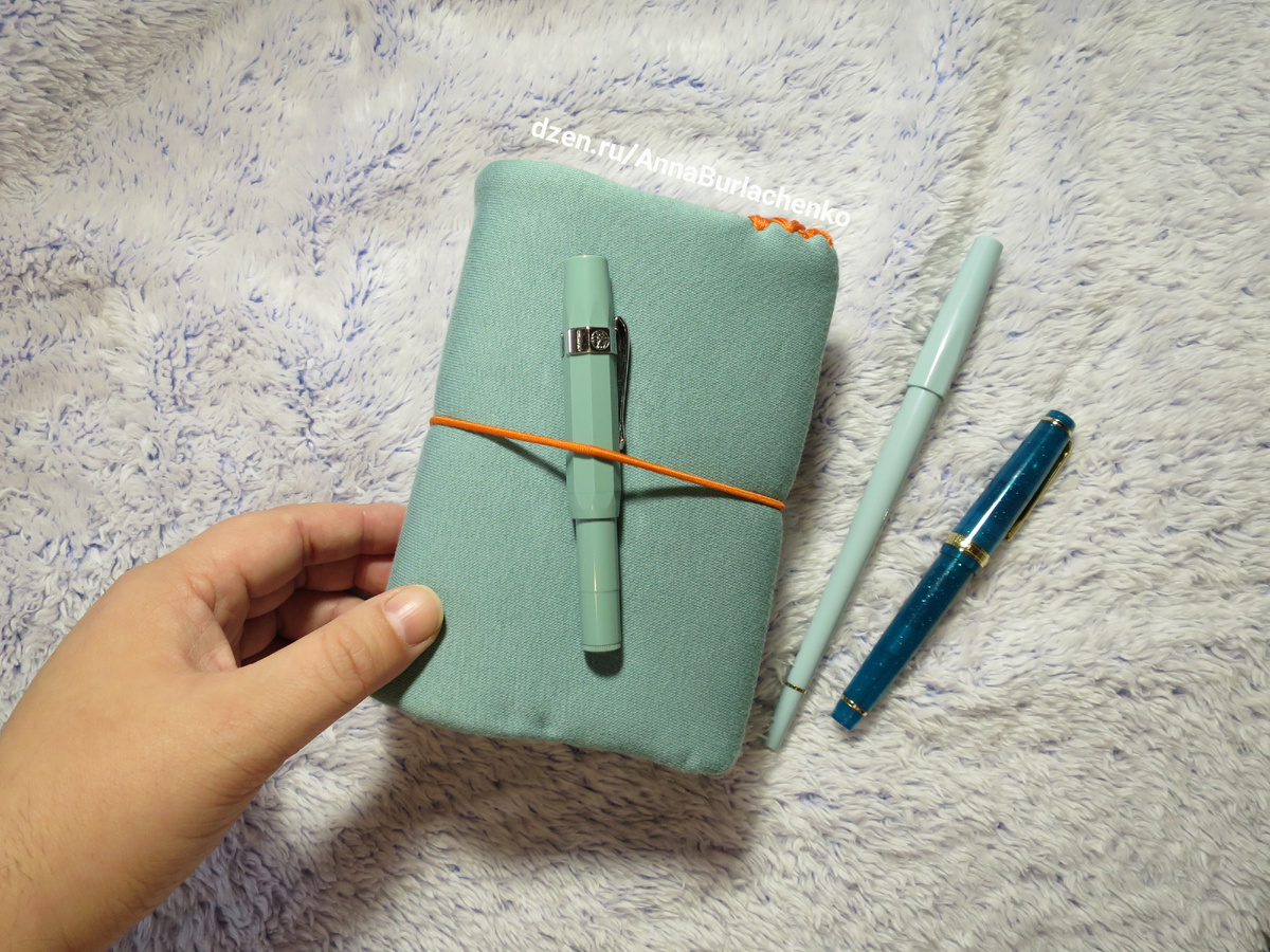 Мягкая и тёплая обложка блокнота для рисования с моими перьевыми ручками. Шалфейный оттенок.