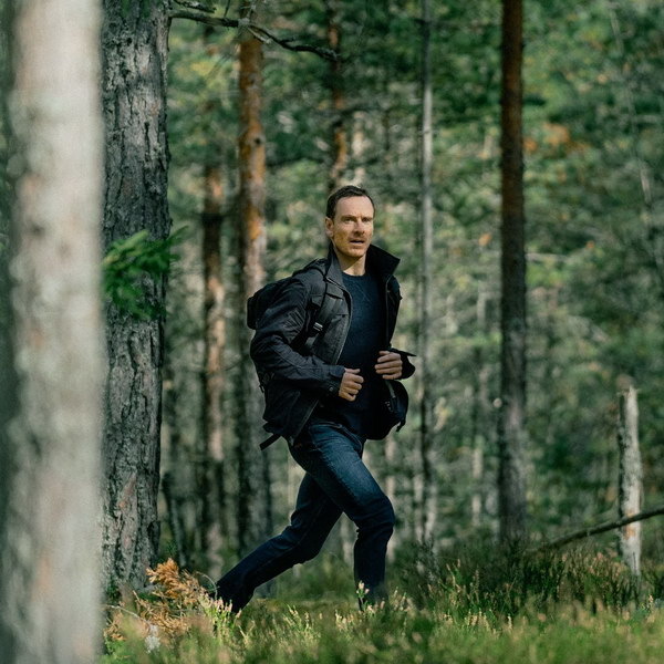     Майкл Фассбендер рассказывает о неприглядных сторонах жизни шпионов в трейлере «Агентства»