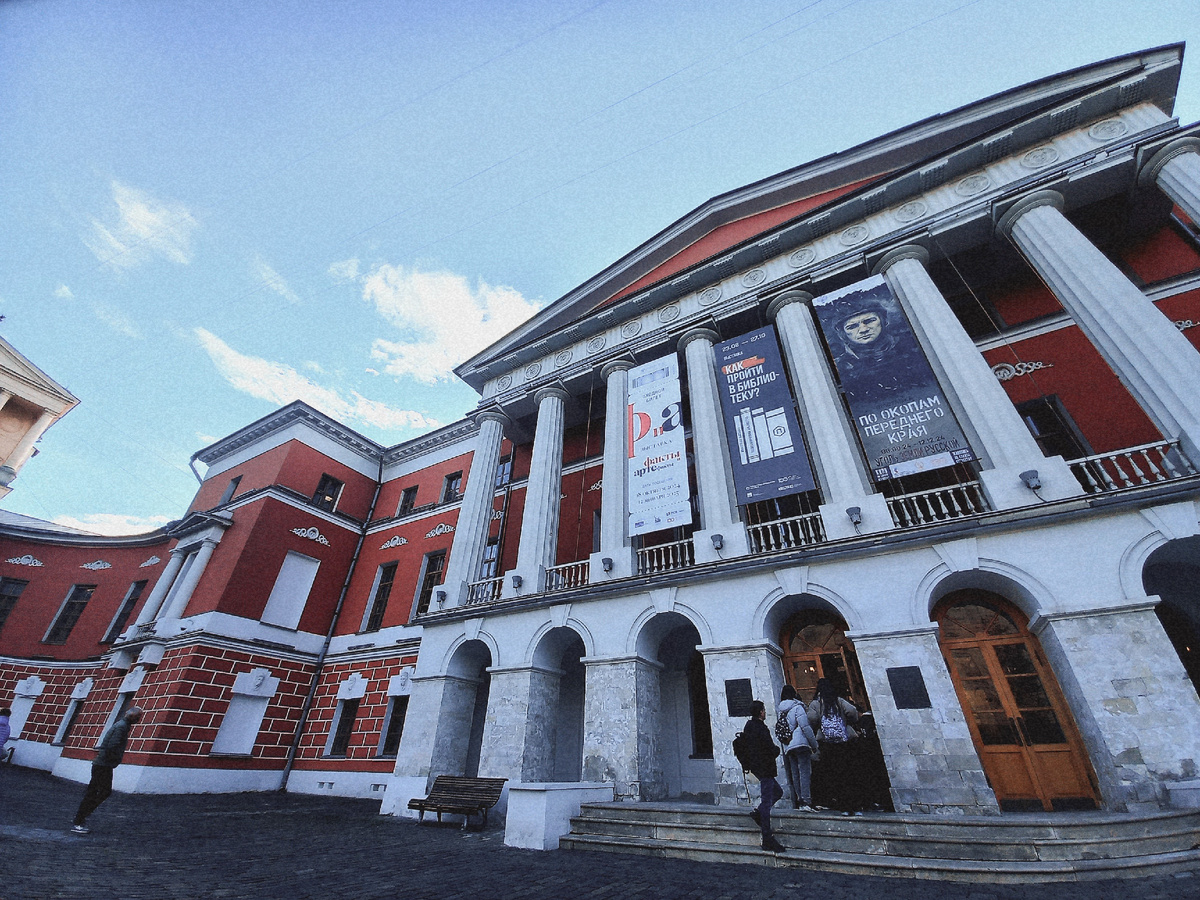 Фасад здания выходит на не менее знаменитую улицу 