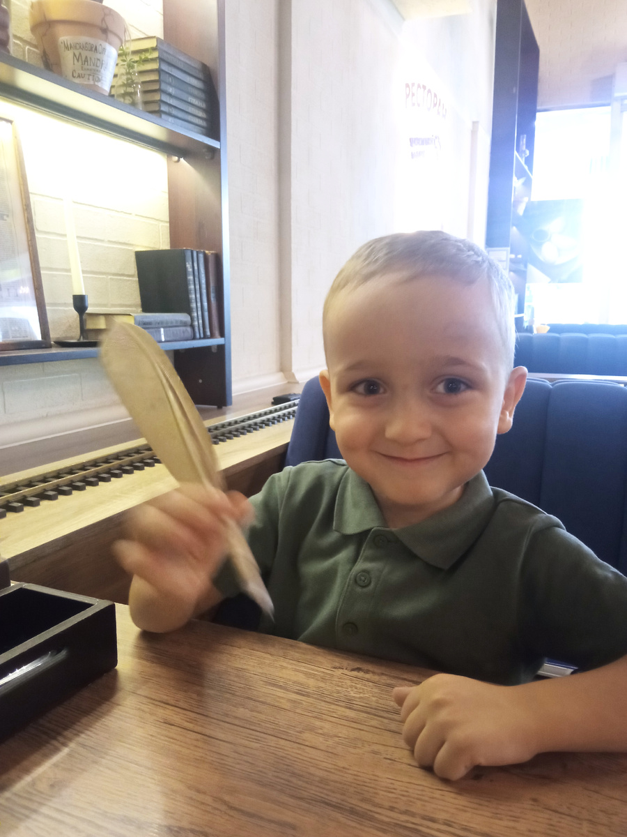 

Школа - это не просто место, где дети получают знания, это ещё и место, где они  формируют свои привычки, навыки и характер. Но иногда школьные будни превращаются в настоящее испытание,  учеба даётся с трудом, внимание рассеивается, а желание учиться пропадает.  Часто за этими проблемами скрывается недостаток микроэлементов, которые играют ключевую роль в развитии и  когнитивных функциях.

Как понять, что у ребёнка есть дефицит микроэлементов?

Симптомы могут быть разными, но самые распространённые:

 Проблемы с концентрацией внимания и памятью:  забывчивость,  трудности с усвоением нового материала,  отвлекаемость.
 Утомляемость и снижение работоспособности:  быстрая утомляемость,  отсутствие  интереса к учёбе,  сонливость  в  школе.
 Проблемы с настроением и поведением:  плаксивость,  раздражительность,  агрессивность,  беспокойство.
 Физические изменения:  бледность,  ломкие  ногти,  выпадение  волос,  появление  трещин  на  губах. 

Какие микроэлементы особенно важны для  школьников?

1. Железо:  Недостаток железа приводит к анемии, которая,  в свою очередь,  вызывает  утомляемость,  снижение концентрации,  головокружение и  головную боль.  

2. Цинк:  Цинк важен для  иммунной системы,  способствует  заживлению  ран,  участвует в синтезе  белка и  ДНК,  а также  помогает в  улучшении  памяти и  внимания.

3. Магний:  Магний  участвует в  более  чем  300 биохимических  реакциях  в организме,  включая  регуляцию  нервной  системы,  синтез  белка и  выработку  энергии.  Недостаток  магния  может  привести  к  головным  болям,  бессоннице,  тревожности,  утомляемости и  раздражительности.

4. Йод:  Йод  необходим для  нормальной  работы  щитовидной  железы,  которая  регулирует  обмен  веществ  и  влияет  на  развитие  мозга.  Недостаток  йода  может  привести  к  замедленному  развитию,  снижению  когнитивных  функций,  утомляемости и  потере  концентрации.

5. Омега-3 жирные кислоты:  Омега-3  жирные  кислоты  важны  для  развития  мозга  и  поддержания  его  нормальной  работы.  Недостаток  омега-3  может  привести  к  проблемам  с  концентрацией,  памятью,  поведением и  учебой.

Как восполнить недостаток микроэлементов?

 Правильное питание:  Важно  включить  в  рацион  продукты,  богатые  необходимыми  микроэлементами:  мясо,  рыбу,  яйца,  фрукты,  овощи,  бобовые.
 Витаминно-минеральные комплексы:  При  недостатке  микроэлементов  в  рационе  ребенка  можно  применять  витаминно-минеральные  комплексы,  подходящие  по  возрасту.

Важно помнить, что  дефицит  микроэлементов  может  не  быть  единственной  причиной  проблем  с  учебой.  Другими  факторами  могут  быть  стресс,  недостаток  сна,  неправильная  организация  учебного  процесса,  отсутствие  интереса  к  предметам.  Поэтому  важно  обращать  внимание  на  все  факторы,  которые  могут  влиять  на  успеваемость  ребенка.

Записывайтесь на консультацию и мы сделаем разбор именно по 