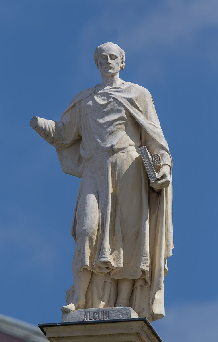 Статуя Алкуина Йоркского в Вене.
