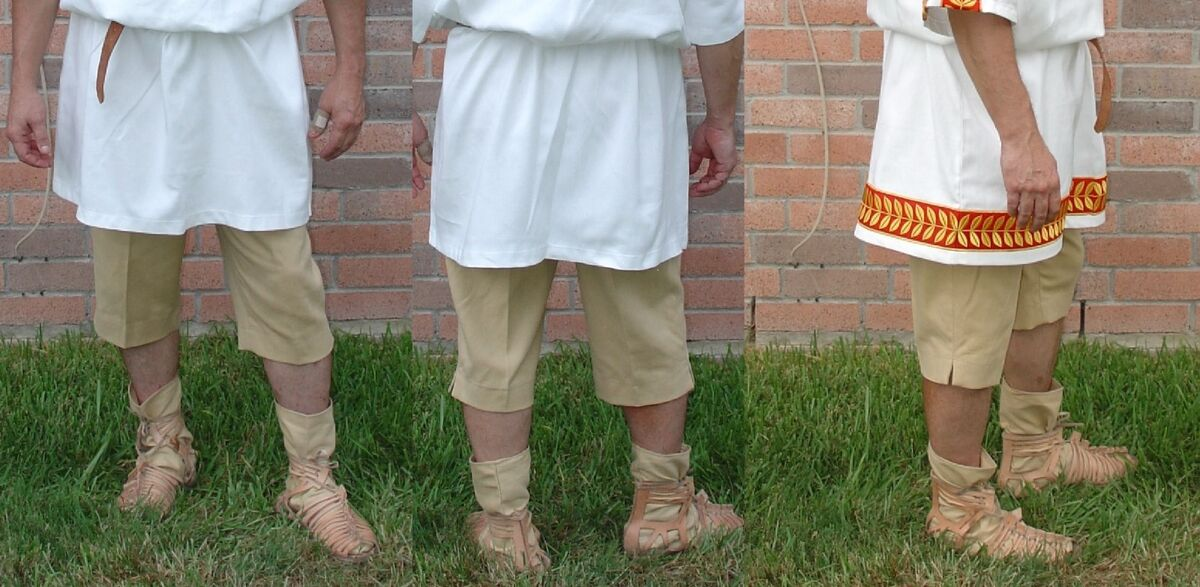 Современный реконструктор в костюме древнего римлянина, включащем в себя короткие штаны