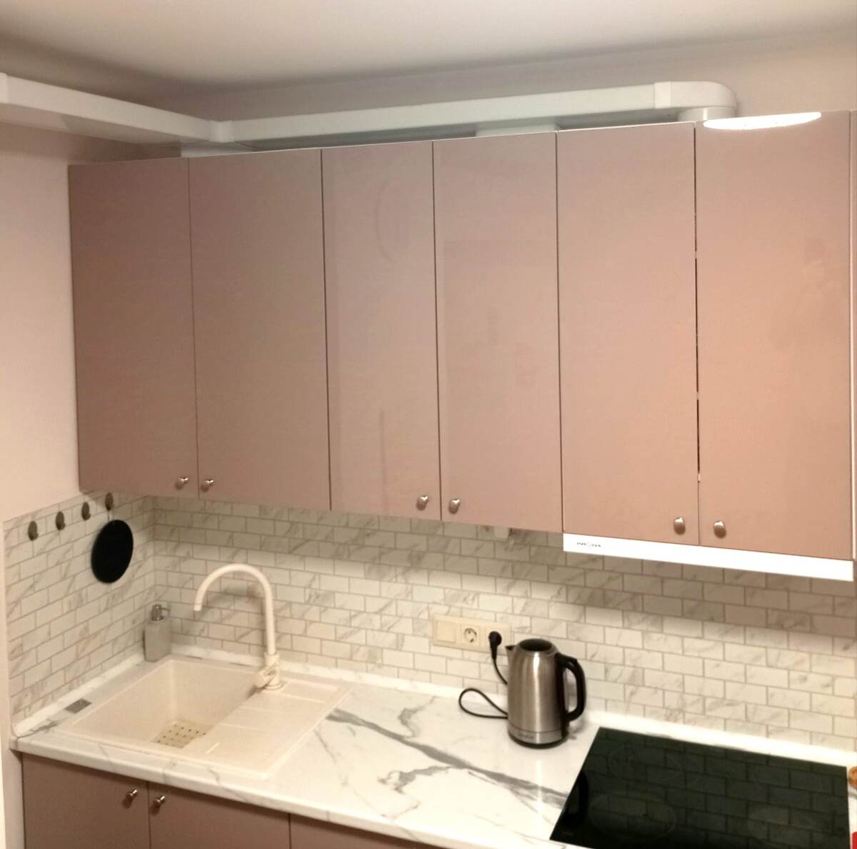 Фото 1. Пластиковый воздуховод встроенной кухонной вытяжки