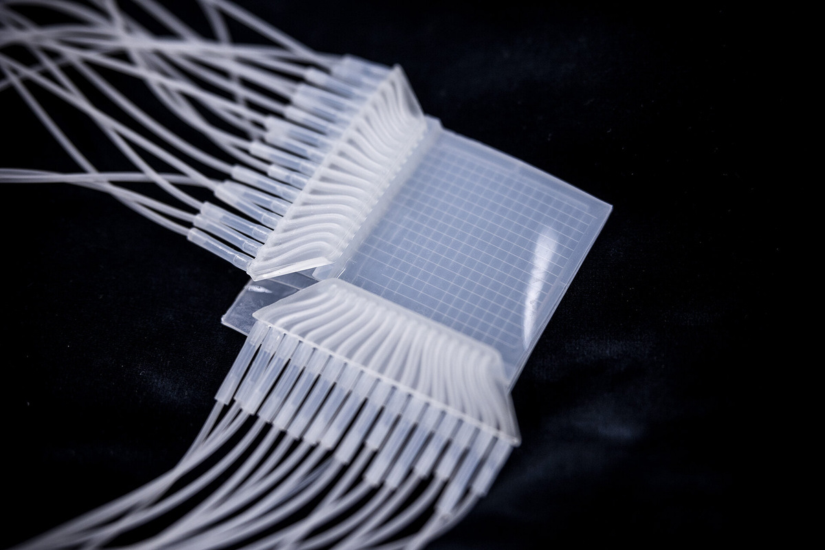 Пневматическая сенсорная панель сделана из мягкого силикона. Она содержит 32 канала, каждый шириной всего несколько сотен микрометров.    
 Источник:  Jonne Renvall / Tampere University  📷
