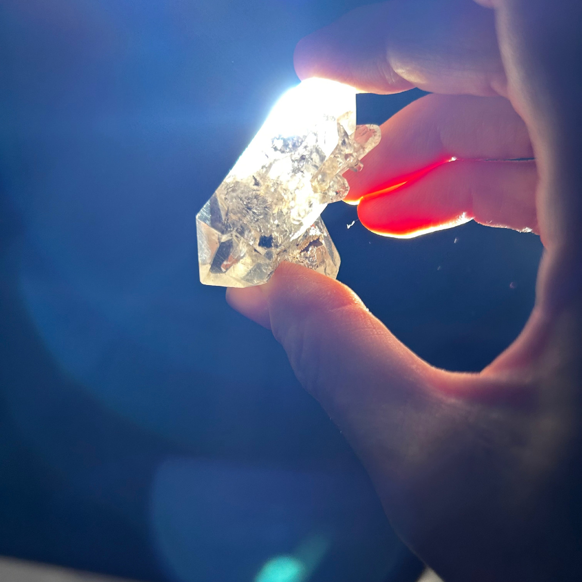 На фото кристалл кварца с включениями. Да, он не идеально прозрачен, но он настолько прекрасен в своей индивидуальности! Частички внутри него составляют уникальный рисунок. Кристалл их не скрывает, не прячет, не стремится быть полностью чистым и прозрачным – совершенным. Не боится, что его не полюбят таким какой он есть – неидеальным. И нашлась душа которая приняла его именно таким, полюбила. Приняла его безусловно🩶