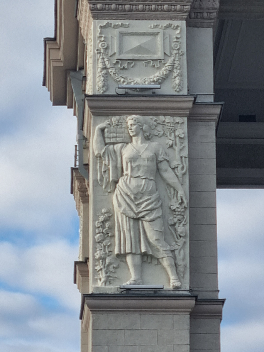 Изображения людей на арке центрального входа на ВДНХ