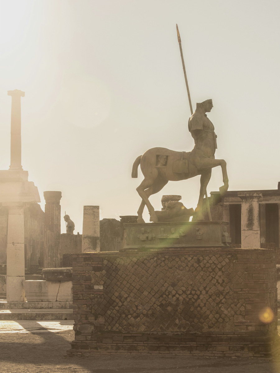 Когда в XIX веке начали вести раскопки, оказалось, что вулканический слой сохранил город практически в первозданном состоянии — дома и улицы остались в том же виде, в котором и существовали при жизни, только под пеплом. Фото: Carlos Torres / Unsplash 