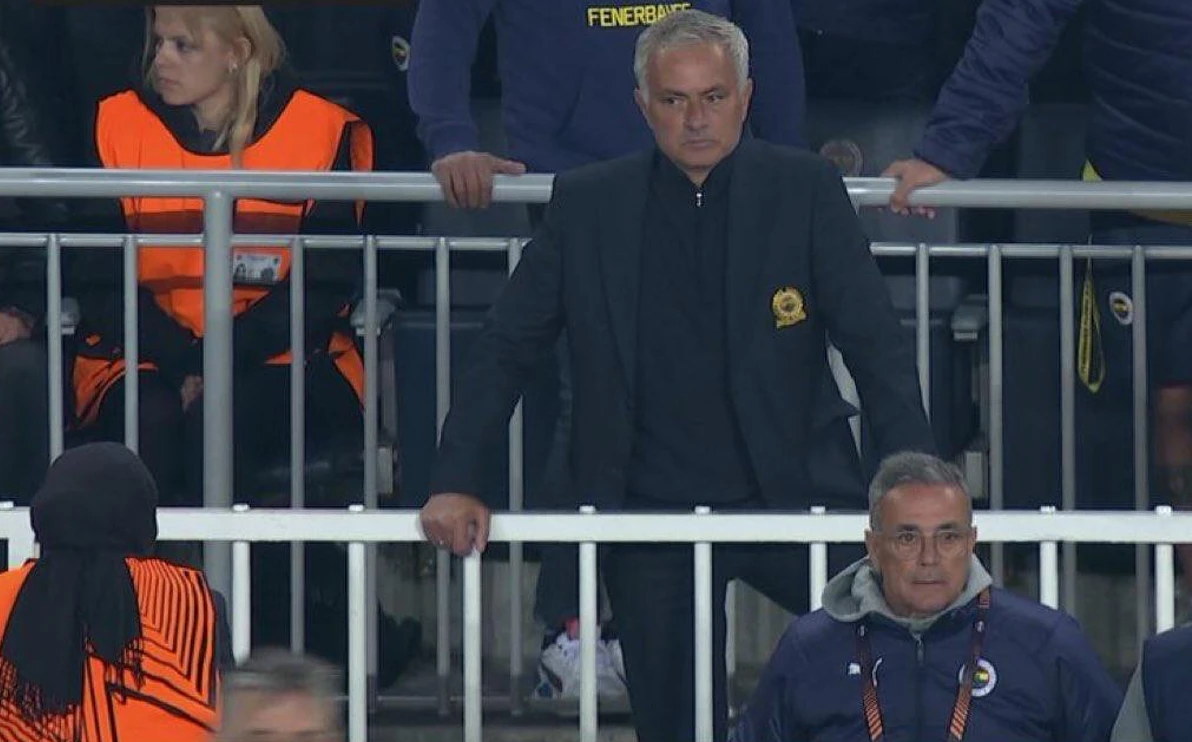 Жозе Моуринью получил красную карточку во время матча с "МЮ". Фото: соцсети