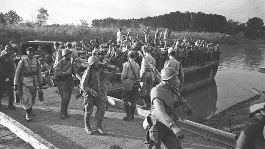 Бойцы Красной Армии сходят на берег с баржи, доставившей их на территорию Югославии. Октябрь 1944 г.