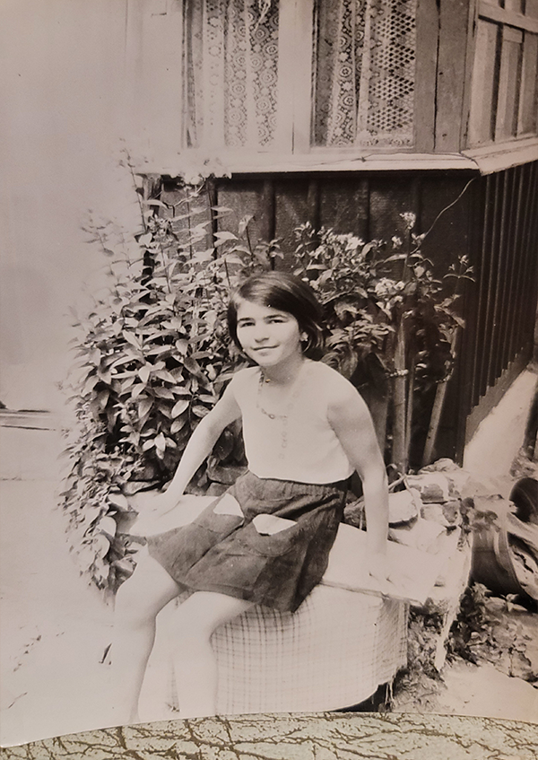 Зарема Дадаева во дворе родительского дома, 1977 год. Фото: личный архив Заремы