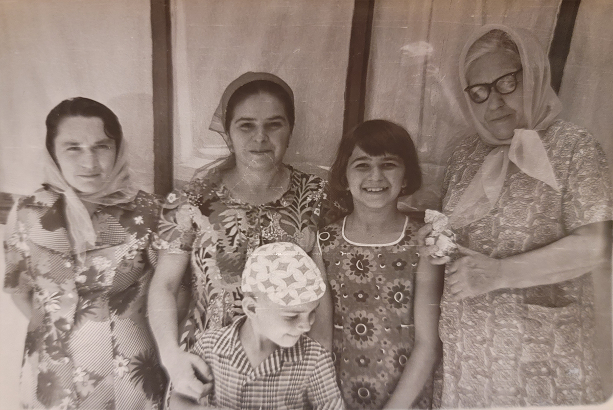Зарема Дадаева с мамой Расият, братом Тимуром, тетей Пашарат и баб-Мотей в общем дворе на улице Краснофлотской (ныне улица Заманова) в Махачкале, 1976 год.

Фото: личный архив Заремы Дадаевой 