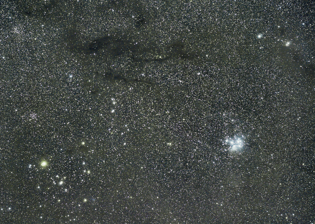 Молекулярное облако Тельца, в котором находится TMC-1, в верхней части изображения заметно как тёмное облако, блокирующее свет от звёзд на заднем плане.    
 Источник: Brett A. McGuire  📷
