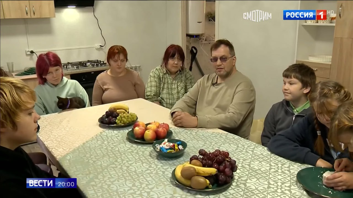 Вообще-то беглецов было  тринадцать. Любимая кошечка тоже согласилась на переезд. Фото: Кадр видео/Вести 