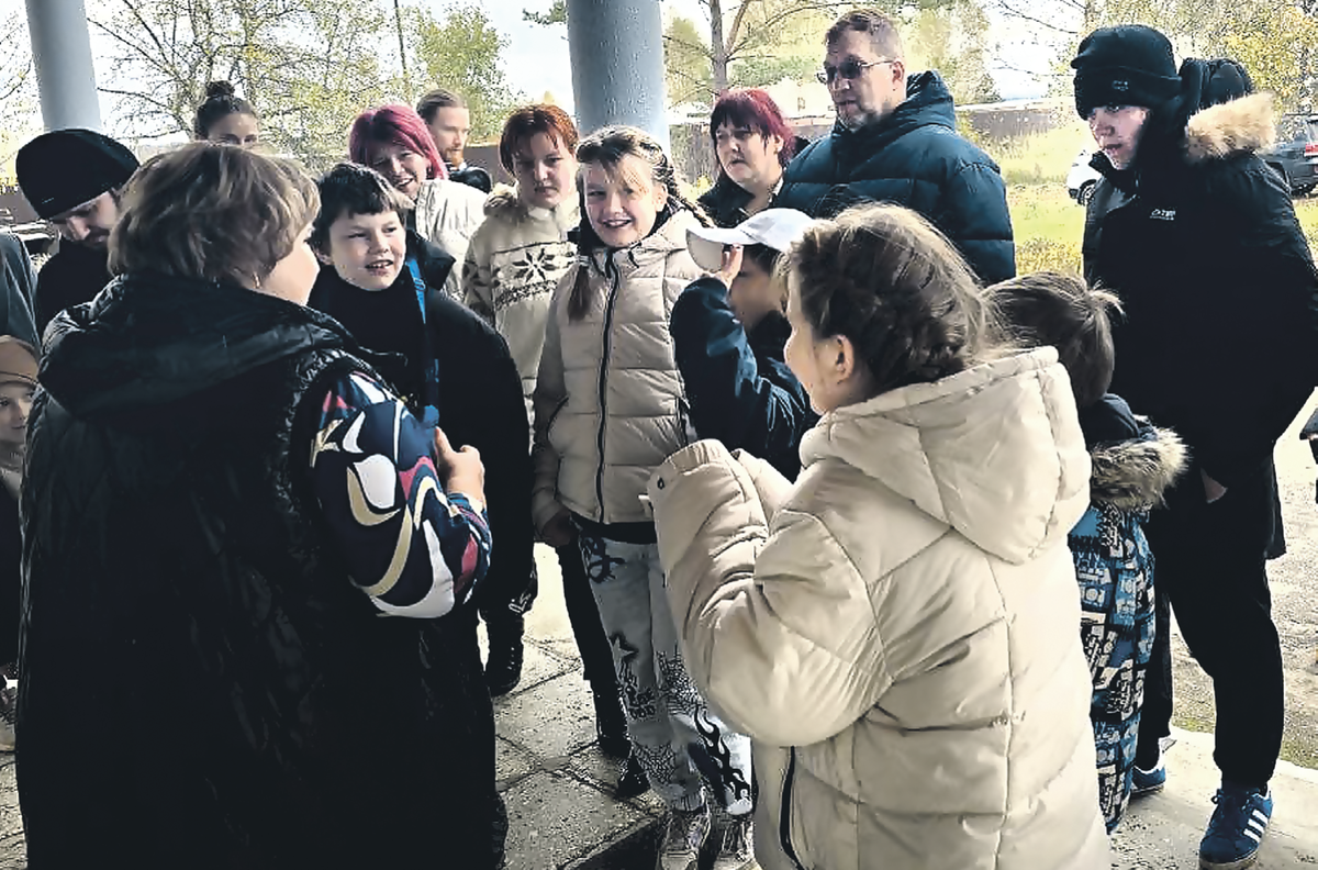 В Смоленской области Морозовым  сразу дали жилье. Младших устроили в школу - они уже успели познакомиться с учителями и одноклассниками (на фото). Фото: t.me/readovkanews