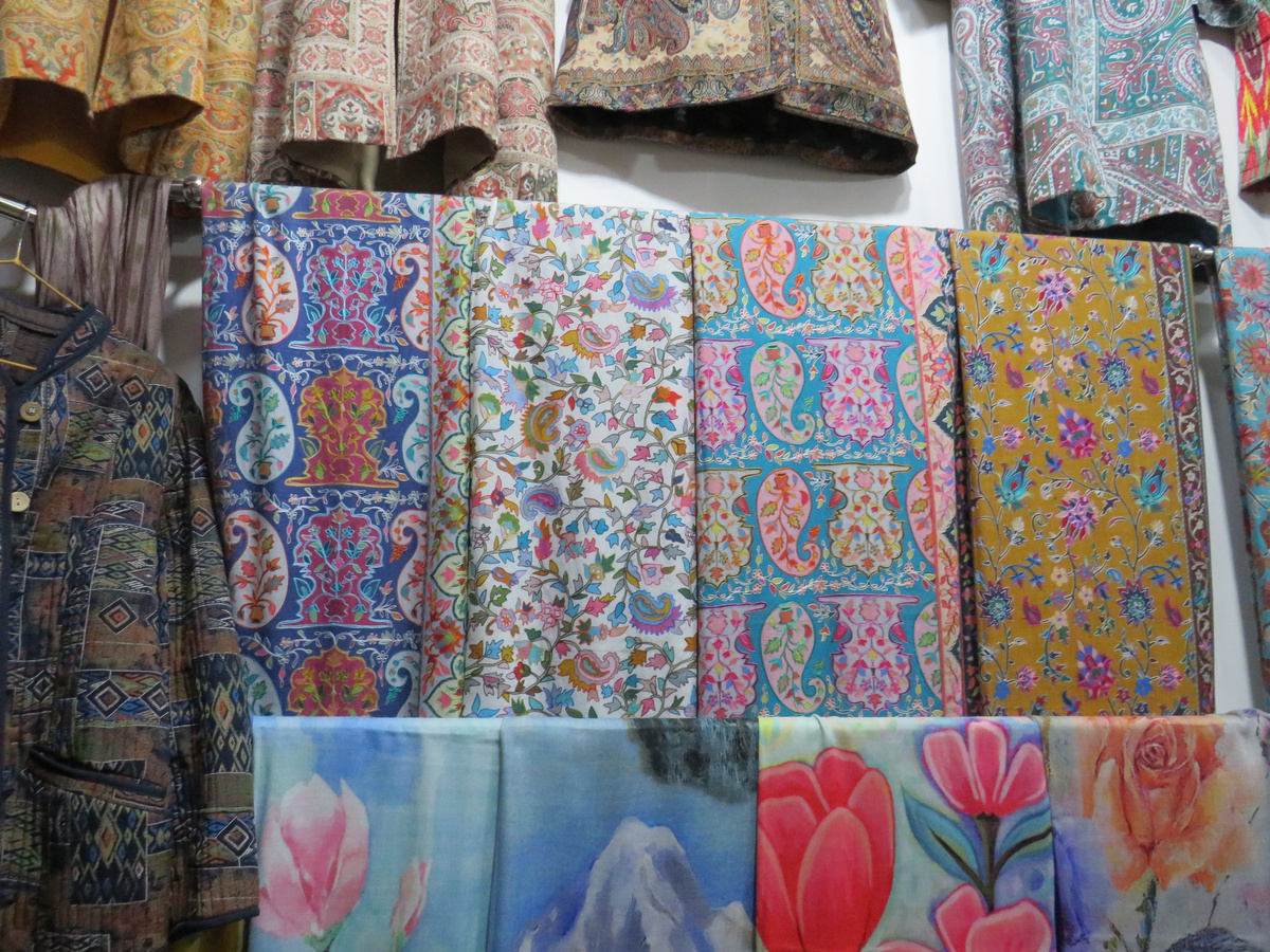 Национальная одежда — отличный вариант, что привезти из Узбекистана в Россию