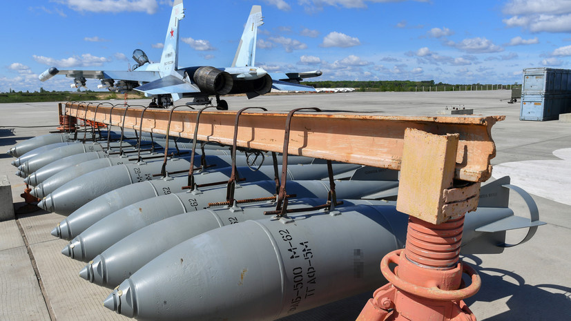     Боевой самолёт ВКС России и авиабомбы РИА Новости