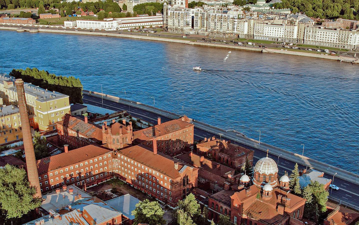 «Кресты»: история самой знаменитой тюрьмы Петербурга — побеги, революции и репортажи Невзорова*