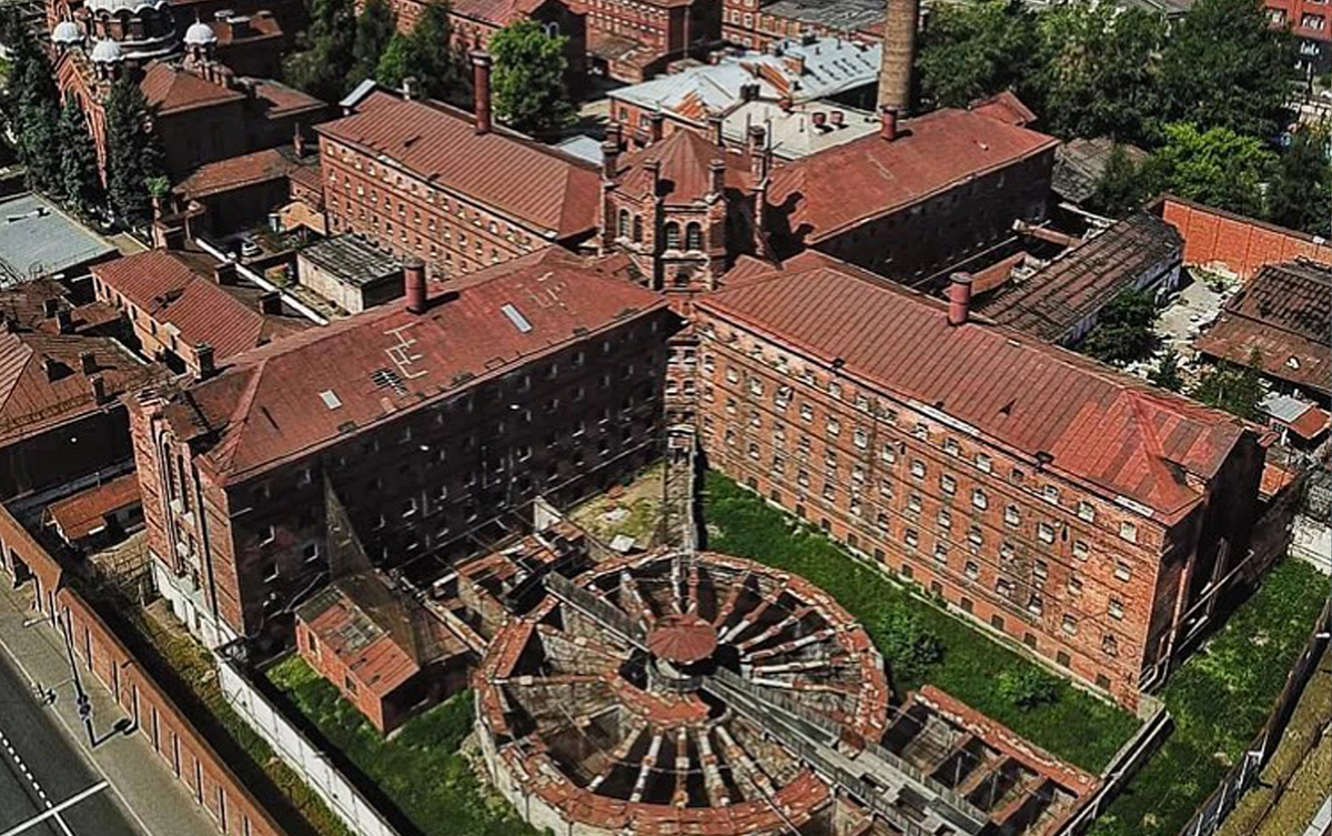 «Кресты»: история самой знаменитой тюрьмы Петербурга — побеги, революции и репортажи Невзорова*