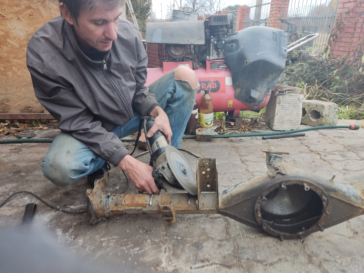 Спиливаем все крепления с чулка заднего моста