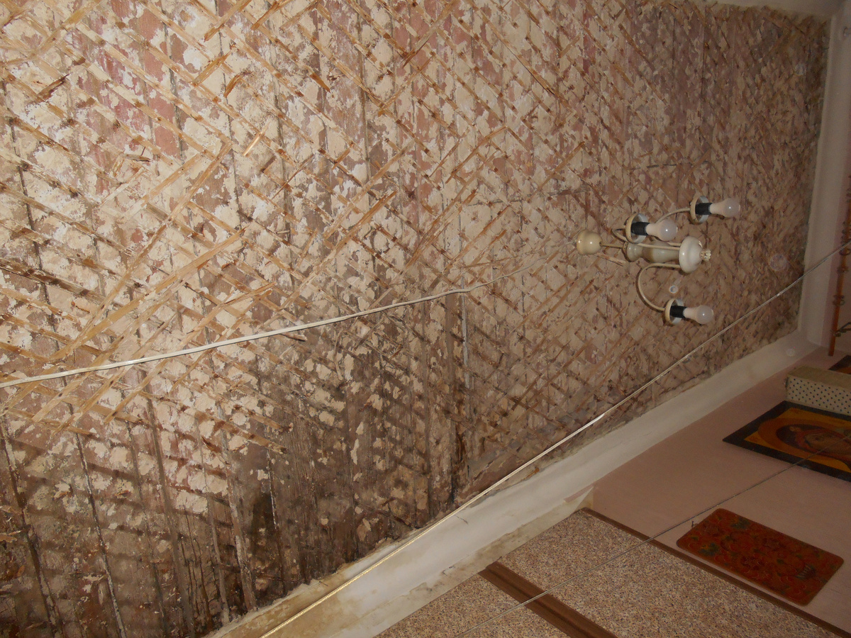 Отбили старую штукатурку в сталинском доме