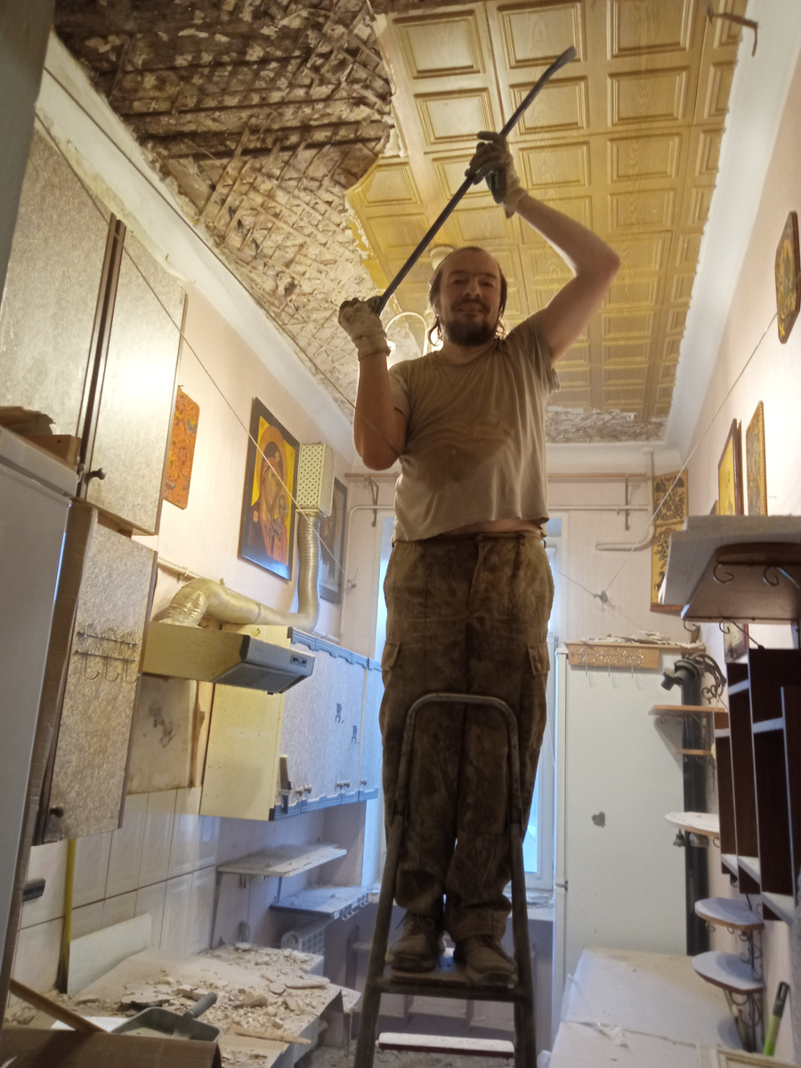 Ломаю потолок. На это ушло два дня, замучился из за того что работал со стремянки и без перфоратора.