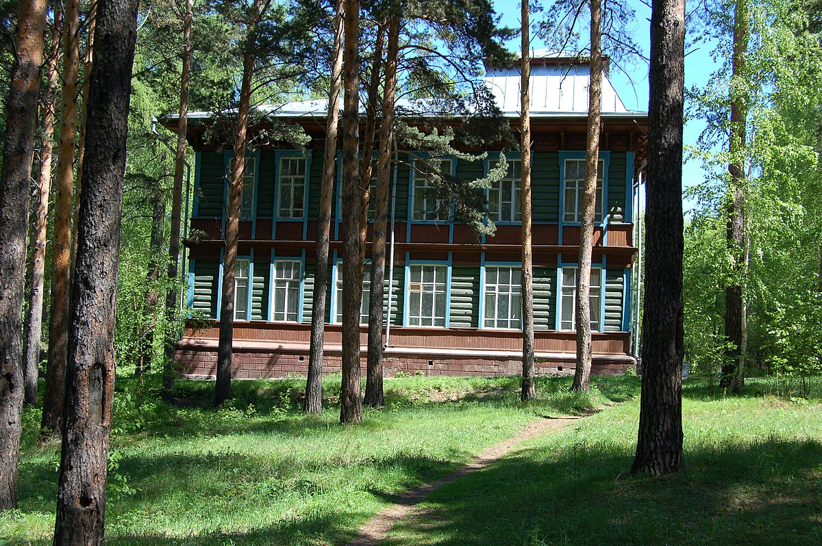 Курорт "Ангара". Фото с сайта https://commons.m.wikimedia.org/wiki/File:Деревянный_корпус_курорта_%22Ангара%22_-_panoramio_(2).jpg. Взято с Яндекс.Картинки