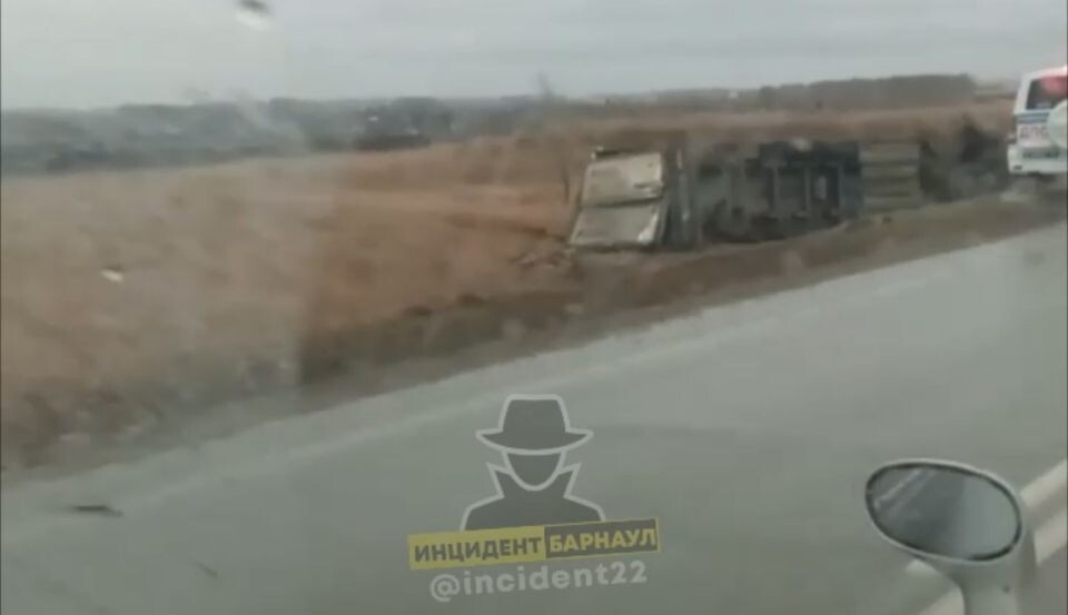   ДТП с фурой. Источник: "Инцидент Барнаул"