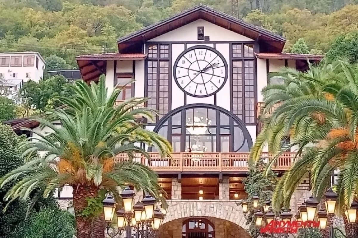    Сейчас модный ресторан "Гагрипш", а когда-то это была Гагрская климатическая станция, открытая принцем Ольденбургским больше 100 лет назад.