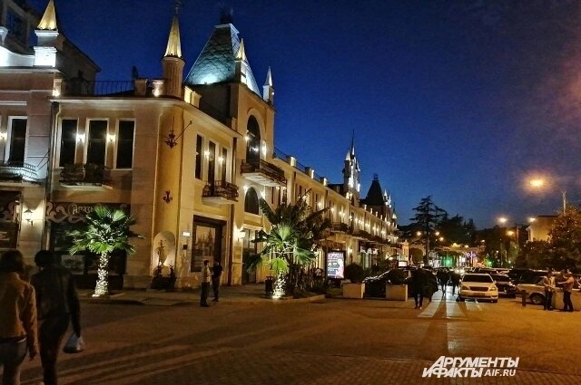    Сухумская набережная прекрасна и днём, и ночью. Фото:  АиФ/ Ольга Коробова