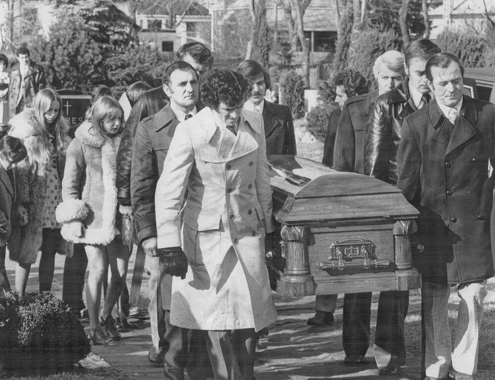  Похороны Тима Хортона. Гроб с телом Тима Хортона несут... Бобби Баун, Дейв Кеон... Билл Харрис