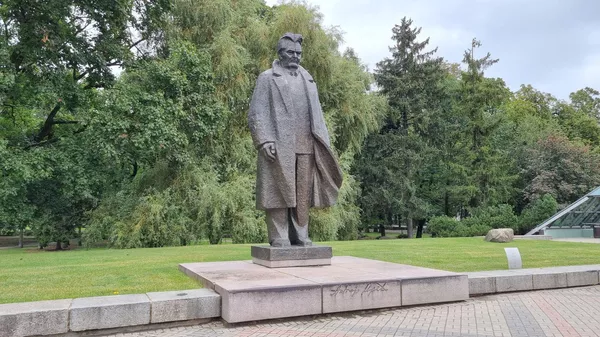 © Александр Ржавин Памятник писателю Андрею Упиту у Дома конгрессов в Риге