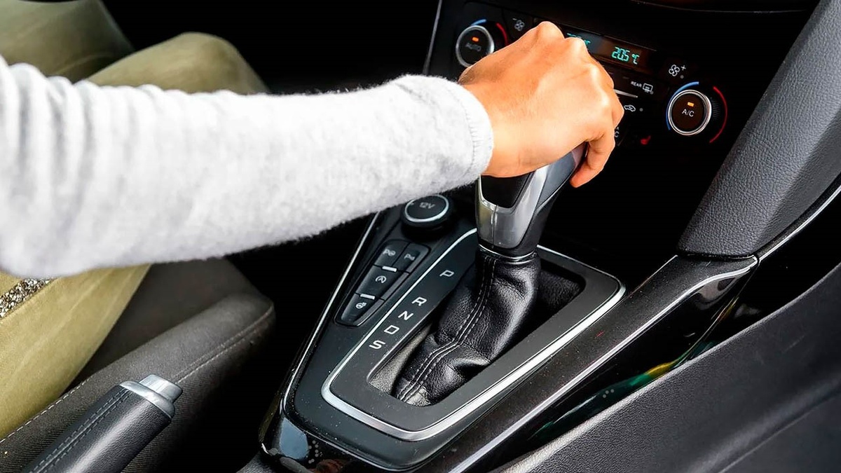 Вот семь вещей, которых следует избегать при управлении автомобилем с автоматической коробкой передач
