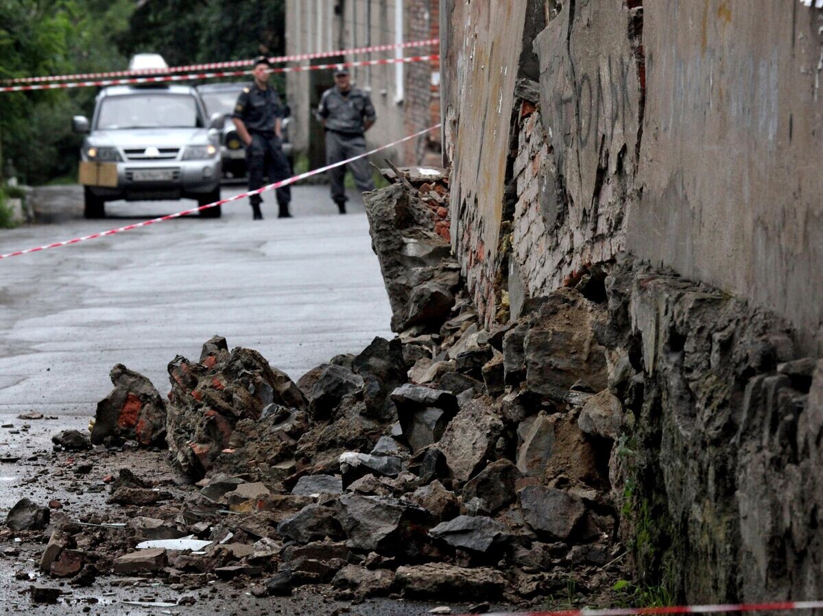    Стена аварийного жилого дома треснула среди ночи© РИА Новости / Виталий Аньков