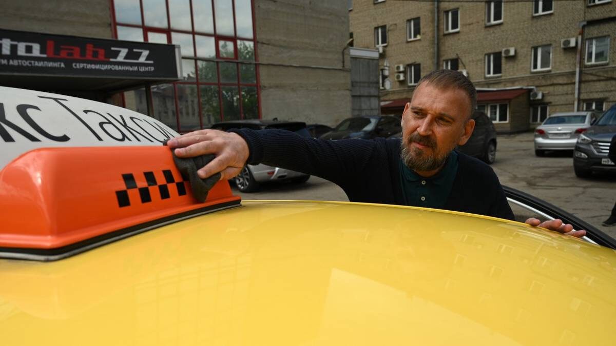    Московский таксист Владимир Кондратьев готовит свой автомобиль к новой смене / Фото: Алексей Орлов / Вечерняя Москва