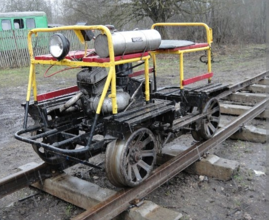 Узкоколейные рельсы (заметили, что они уже, чем обычные?) и самодельная мотодрезина ТД-5 (в народе - пионерка)