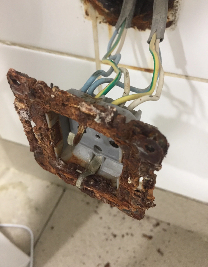 Такую розетку я увидел после снятия крышки.