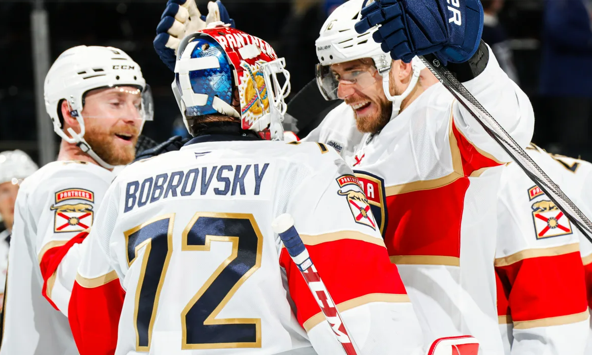 Одноклубники по "Флориде" поздравляют Сергея Бобровского с 400-й победой в НХЛ. Фото: НХЛ 