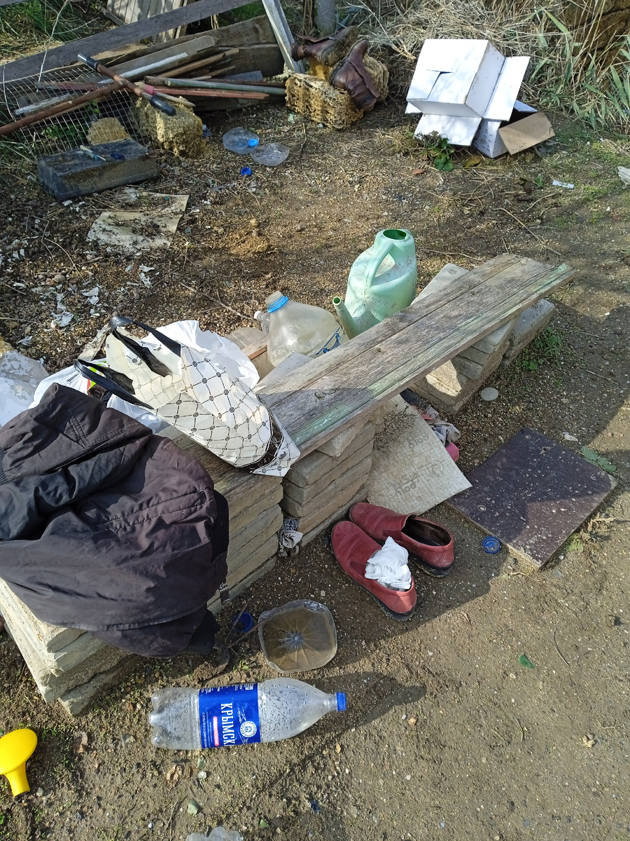 Вот такая лавочка из старого подоконника и тротуарных плит, которые мы нашли в земле.