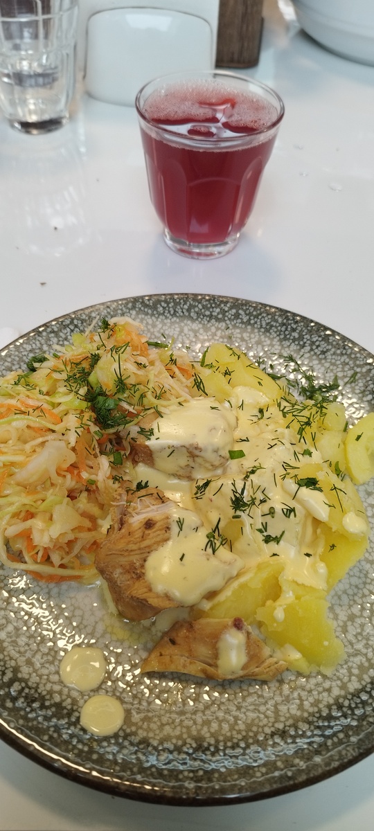 Если к двоеточию соуса добавить небольшую скобочку, получился бы смайлик. Но и двоеточие смотрится забавно. А всё в целом - прекрасно и вкусно. Особенно капуста с картофелем - идеальное сочетание, еще б где-нить сбоку соленых грибочков))) 