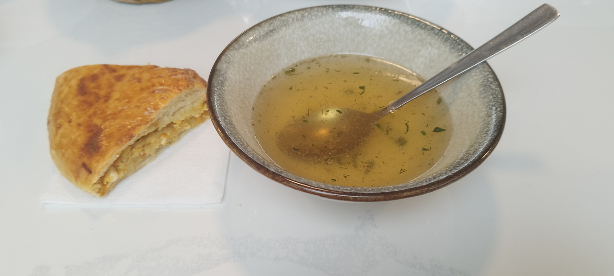 Когда подают бульон, мне всё время хочется перелить его в кружку, потому что как-то странно черпать пустой бульон ложкой. Пить гораздо удобнее. 